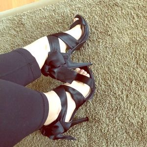 Vera Wang White, 4 inch, black heels